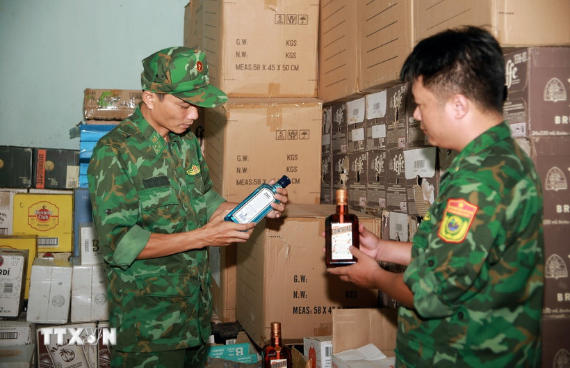 Lực lượng Đồn biên phòng cửa khẩu Lao Bảo bắt giữ nhiều vụ buôn lậu bia rượu qua biên giới. (Ảnh: Nguyên Linh/TTXVN)