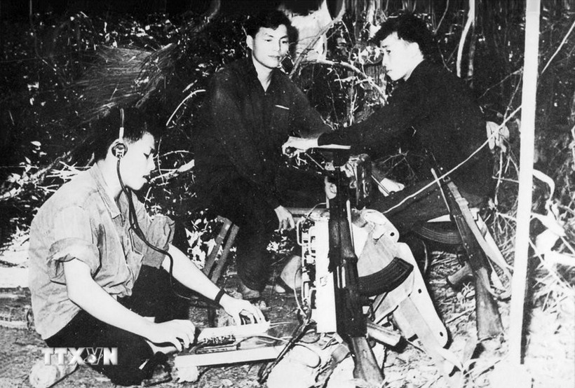 Tổ điện báo Thông tấn xã Giải phóng điện tin từ mặt trận về căn cứ. (Ảnh: TTXVN)