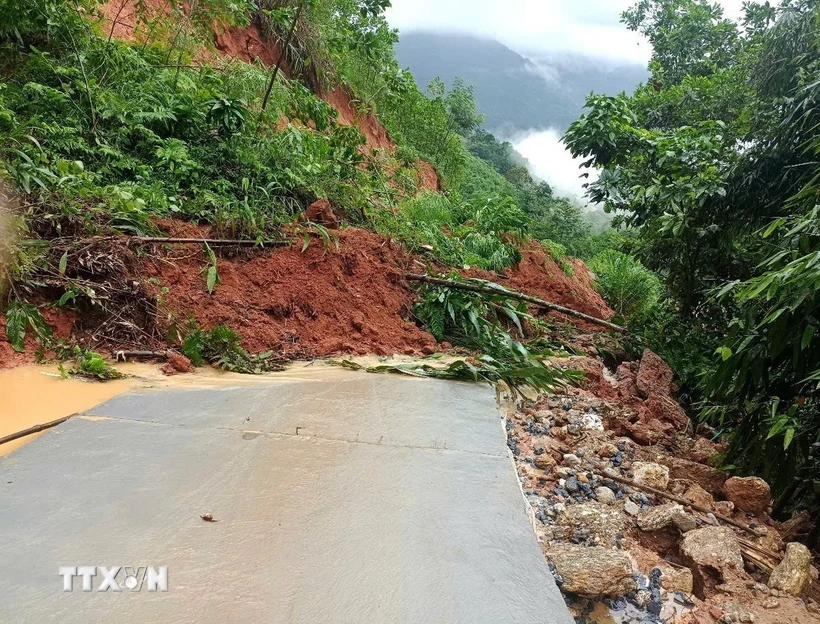 Mưa lớn đã làm khoảng 10.000m3 đất đá phía ta luy dương sạt lở xuống tuyến tỉnh lộ 177, đoạn qua xã Tân Lập (Bắc Quang, Hà Giang). (Ảnh: TTXVN phát)