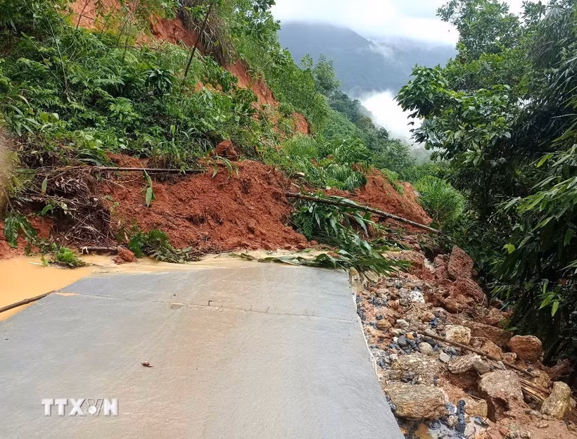 Mưa lớn đã làm khoảng 10.000m3 đất đá phía ta luy dương sạt lở xuống tuyến tỉnh lộ 177, đoạn qua xã Tân Lập (Bắc Quang, Hà Giang). (Ảnh: TTXVN phát)