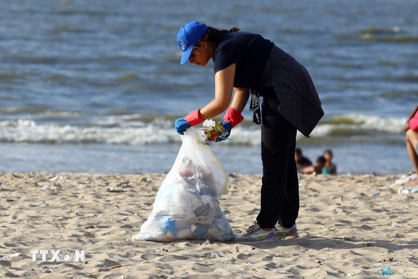 Ảnh minh họa: Tình nguyện viên dọn rác trên bãi biển ở Alexandria, Ai Cập. (Nguồn: THX/TTXVN)