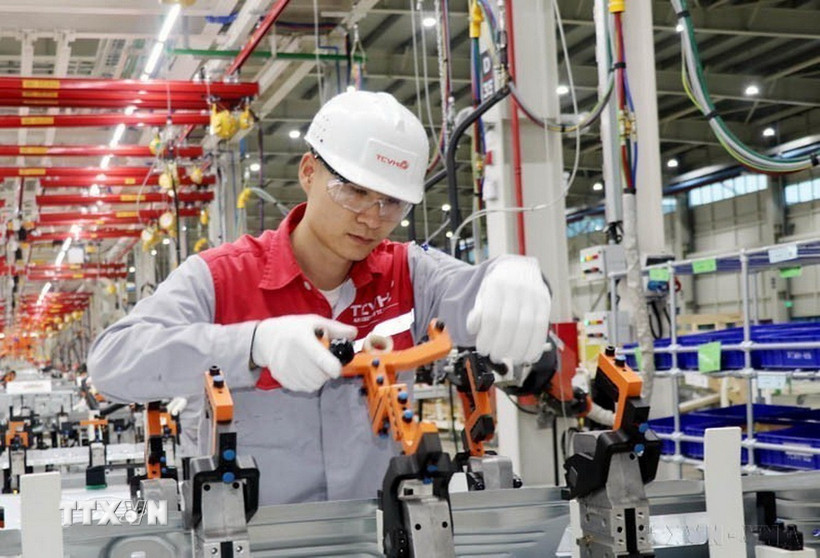 Công nhân lắp ráp ôtô tại Nhà máy Sản xuất Ôtô Thành Công Việt Hưng, Quảng Ninh. (Ảnh: Văn Đức/TTXVN)