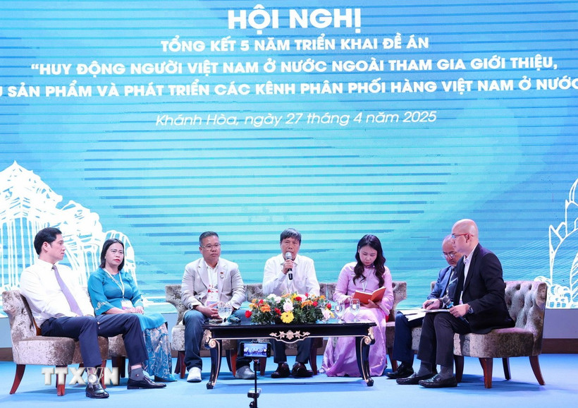 Phiên thảo luận tại hội nghị tổng kết 5 năm (2019-2024) triển khai Đề án “Huy động người Việt Nam ở nước ngoài tham gia giới thiệu, tiêu thụ sản phẩm và phát triển kênh phân phối hàng Việt Nam ở nước ngoài.” (Ảnh: Tiên Minh/TTXVN)