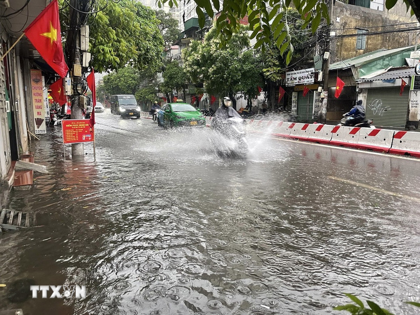 Mưa lớn gây ngập trên tuyến phố Minh Khai, quận Hai Bà Trưng. (Ảnh: Trần Việt/TTXVN)