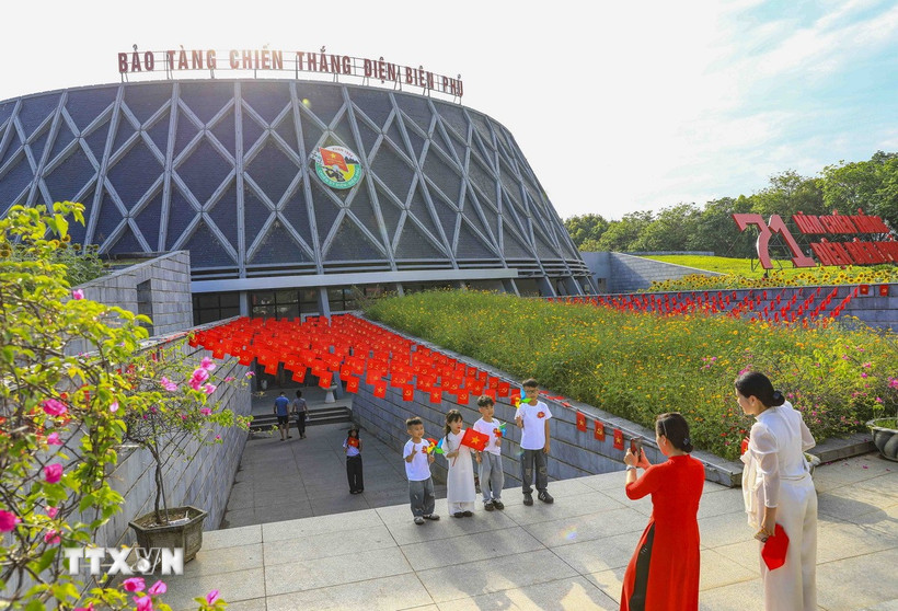 Du khách chụp ảnh check in tại Bảo tàng Chiến thắng Điện Biên Phủ. (Ảnh: Xuân Tư/TTXVN)