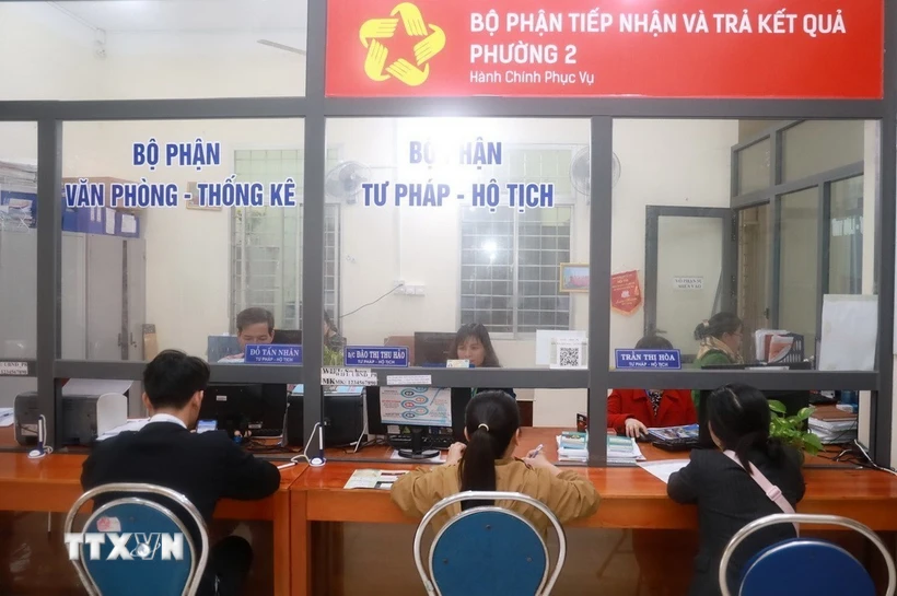 Bộ phận một cửa tiếp nhận thủ tục hành chính tại Ủy ban Nhân dân cấp xã, phường. (Ảnh: Xuân Triệu/TTXVN)