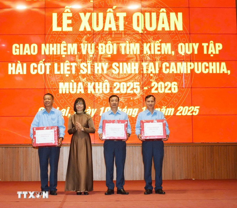 Bà Nguyễn Thị Thanh Lịch, Phó Chủ tịch Ủy ban Nhân dân tỉnh Gia Lai, Trưởng Ban chỉ đạo 515 tỉnh động viên cán bộ, chiến sỹ Đội K52 lên đường làm nhiệm vụ. (Ảnh: Hồng Điệp/TTXVN)