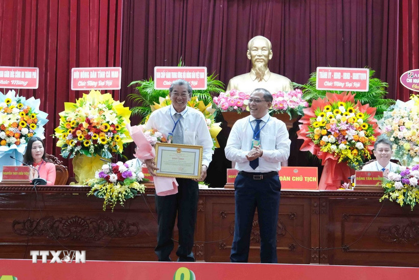 Phó Chủ tịch Ủy ban Nhân dân thành phố Cần Thơ Trần Chí Hùng trao Bằng khen của Chủ tịch Ủy ban Nhân dân thành phố cho Anh hùng lao động, kỹ sư Hồ Quang Cua. (Ảnh: Thanh Liêm/TTXVN)