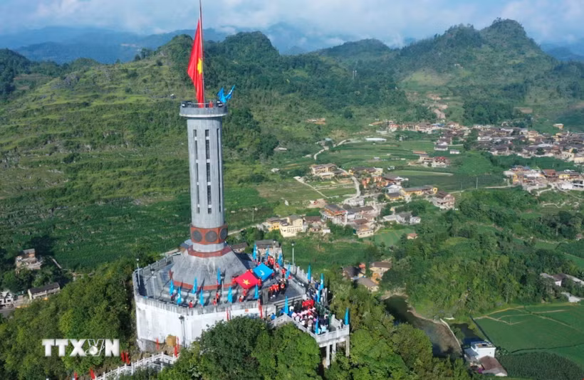 Sáng 13/7/2026, tại Cột cờ Quốc gia Lũng Cú, xã Lũng Cú, tỉnh Tuyên Quang, Hội Liên hiệp thanh niên Việt Nam tổ chức lễ chào cờ Chặng 3-Hành trình “Tôi yêu Tổ quốc tôi” năm 2026. (Ảnh: Minh Đức/TTXVN)
