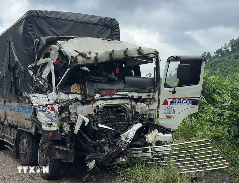 Toàn quốc xảy ra 1.527 vụ tai nạn giao thông khiến 823 người chết trong 1 tháng Ôtô tải dập nát phần cabin sau một vụ tai nạn giao thông. (Ảnh: TTXVN phát)