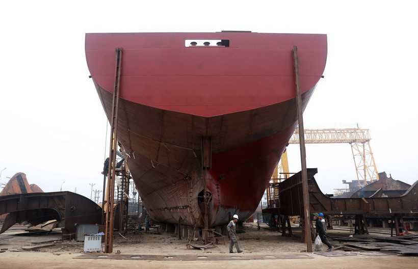 Đóng mới tàu biển tại Nhà máy đóng tàu Phú An, huyện Trực Ninh, tỉnh Nam ĐỊnh. (Ảnh: Quốc Khánh/TTXVN)
