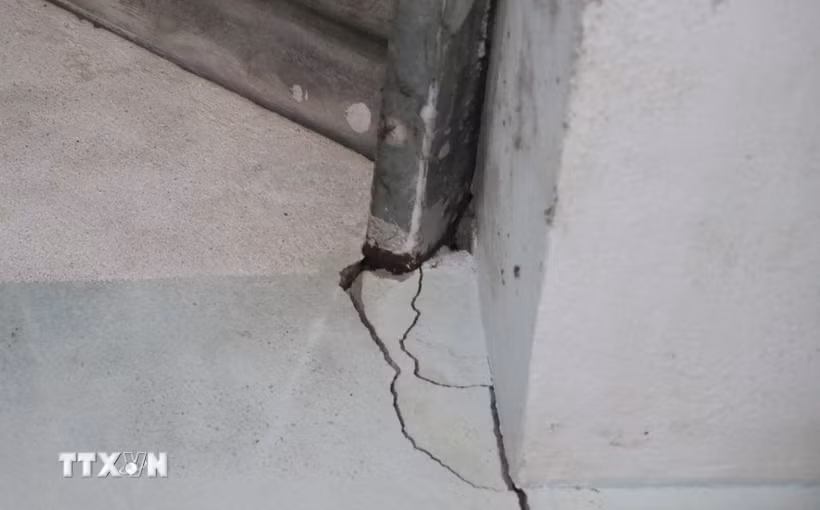 Bà con cho rằng các vết nứt đã ảnh hưởng đến kết cấu ngôi nhà. (Ảnh: Đinh Hương/TTXVN)