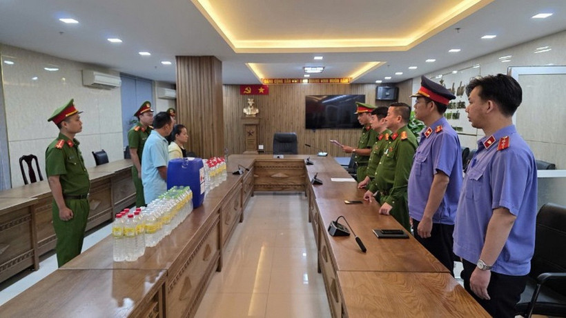 Cơ quan Cảnh sát điều tra Công an thành phố Đà Nẵng tống đạt các quyết định đối vợ chồng Kiều Văn Thanh. (Ảnh: Công an cung cấp)