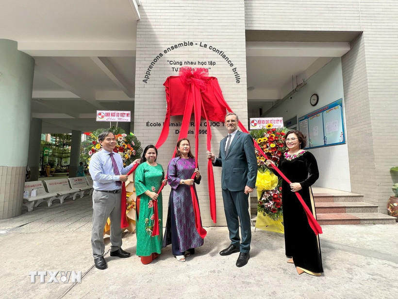 Nghi thức gắn biển hiệu “Label FrancEducation” cho trường tiểu học Trần Quốc Toản, Cần Thơ. (Ảnh: Ánh Tuyết/TTXVN)