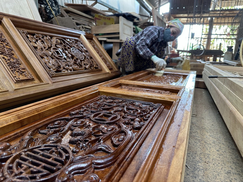 Nhu cầu khách hàng tăng cao, các cơ sở sản xuất, kinh doanh đồ gỗ tại làng mộc Bích Chu, xã An Nhân, huyện Vĩnh Tường phải tăng ca làm việc liên tục để hoàn thành sản phẩm. (Ảnh: Nguyễn Thảo/TTXVN)