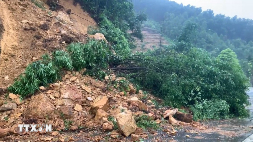 Hàng trăm khối đất đá và cây cối sạt lở tại Km 24 trên quốc lộ 70, đoạn qua xã Văn Lang, tỉnh Phú Thọ, gây cản trở giao thông. (Ảnh: TTXXN phát)
