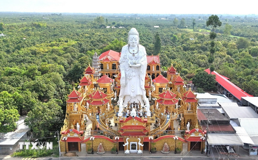 Chùa Phước Thành với tượng Phật A Di Đà cao hơn 20m và quần thể 48 vị Bồ Tát uy nghiêm thu hút nhiều du khách đến tham quan, chiêm bái. (Ảnh: Thanh Sang/ TTXVN)