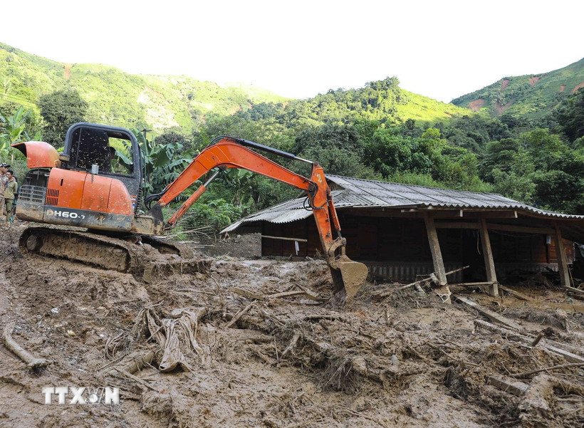 Máy xúc được huy động để khắc phục hậu quả lũ quét, sạt lở đất ở Điện Biên. (Ảnh: Xuân Tư/ TTXVN)