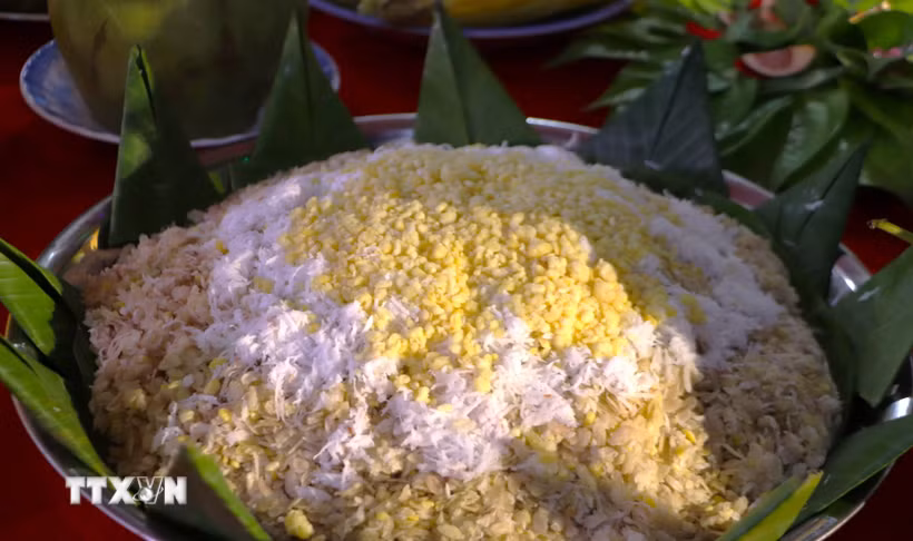Món cốm dẹp có vị ngọt thanh của đường, vị béo ngậy của cốt dừa và cái dẻo thơm của nếp mới hòa quyện tạo nên món ăn đặc trưng. (Ảnh: Nguyễn Hằng/TTXVN)