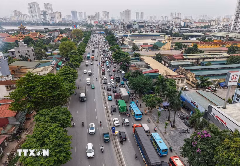 Phương tiện giao thông lưu thông tại đường vành đai 3 và khu vực gần Bến xe Nước Ngầm. (Ảnh: Hoàng Hiếu/TTXVN)