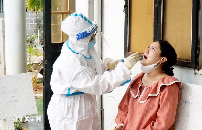 Trung tâm Kiểm soát bệnh tật tỉnh Đắk Lắk điều tra, truy vết, lấy mẫu xét nghiệm người tiếp xúc gần bệnh nhi. (Ảnh: TTXVN phát)