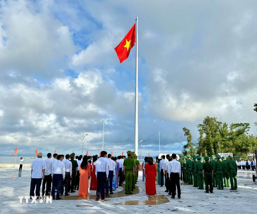 Quang cảnh Lễ thượng cờ trên đảo Cô Tô. (Ảnh: TTXVN phát)