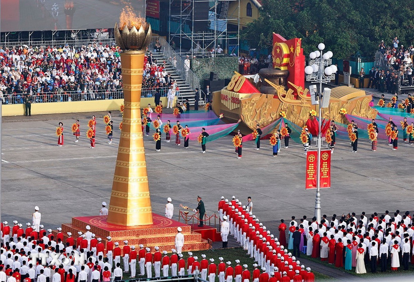 Lễ rước đuốc tại Lễ Kỷ niệm, diễu binh, diễu hành 80 năm Cách mạng tháng Tám và Quốc khánh 2/9. (Ảnh: Trương Văn Vị/TTXVN)