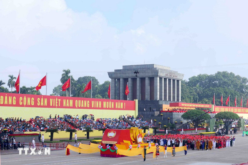 Khối Mặt trận Tổ quốc Việt Nam diễu qua Lễ đài. (Ảnh: Phạm Kiên/TTXVN)