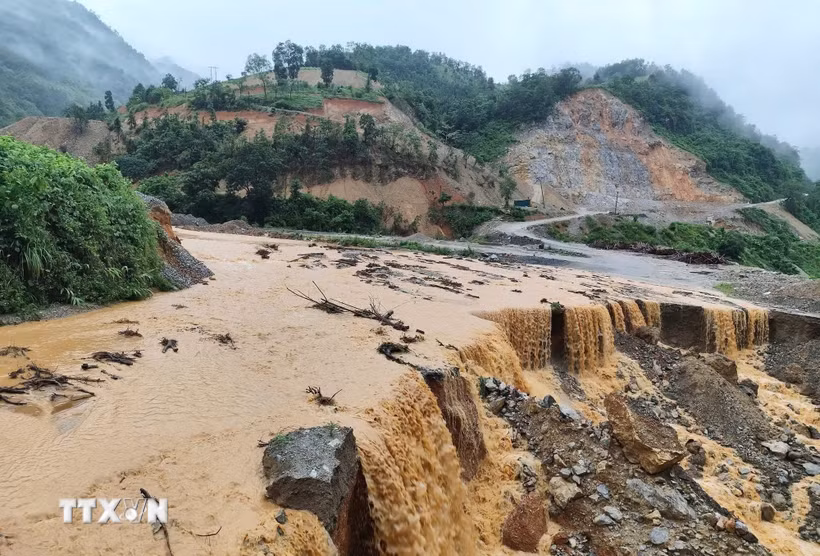 Một đoạn đường ở xã Cô Ba, tỉnh Cao Bằng bị sạt lở do mưa lớn. (Ảnh: TTXVN phát)