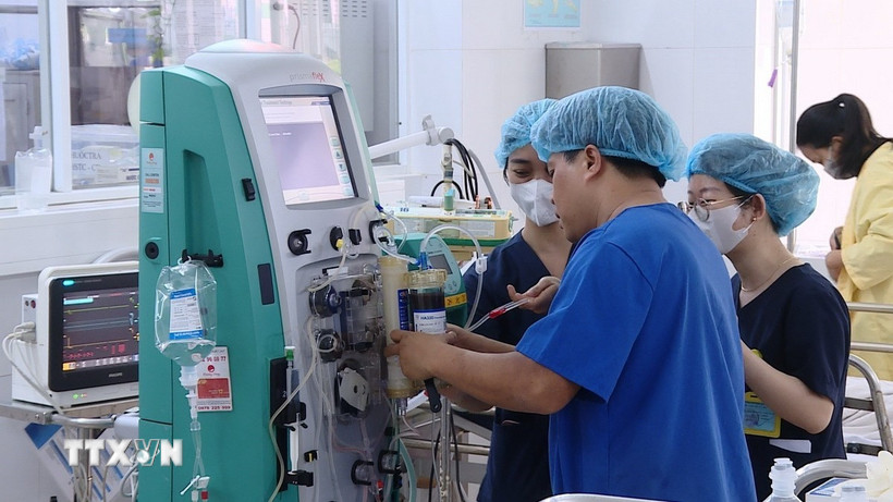 Ứng dụng kỹ thuật lọc máu liên tục trong hồi sức điều trị bệnh nhân nặng, Bệnh viện Đà Nẵng. (Ảnh: Mỹ Hà/ TTXVN)