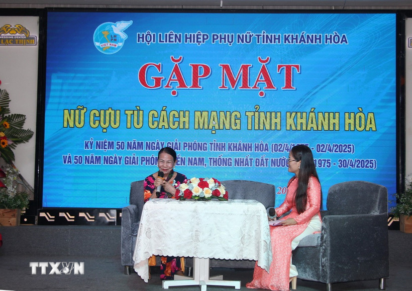 Giao lưu cùng nữ cựu tù cách mạng Cao Thị Ánh Tuyết (trú tại huyện Khánh Vĩnh). (Ảnh: Phan Sáu/TTXVN)