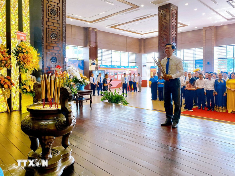 Ông Nguyễn Thọ Truyền, Phó Trưởng ban Tuyên giáo Thành ủy Thành phố Hồ Chí Minh, dâng hương tưởng niệm Chủ tịch Tôn Đức Thắng. (Ảnh: Hồng Giang/TTXVN)