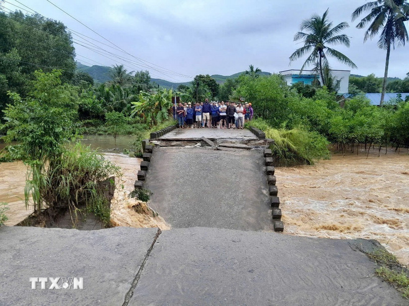 Cầu cây Sung bị sập đã chia cắt khu vực 250 hộ dân đang sinh sống. (Ảnh: TTXVN phát)