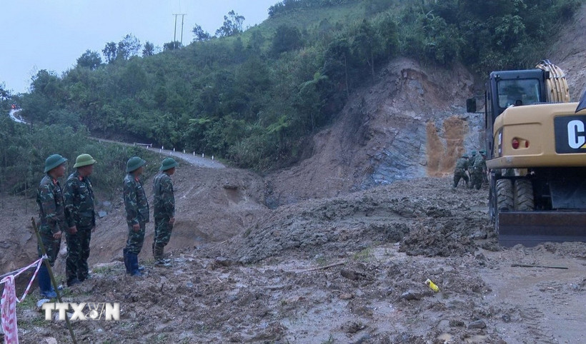 Chiến sỹ Quân đoàn 34 mở đường vào các thôn bị cô lập. (Ảnh: Cao Nguyên/TTXVN)