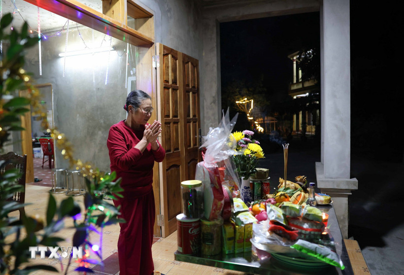 Lễ cúng giao thừa trong giờ tý (từ 23 giờ đến 1 giờ sáng) với ý nghĩa đem bỏ hết những điều xấu, không may mắn của năm cũ sắp qua để đón chào những điều tốt đẹp của năm mới sắp đến. (Ảnh: Thanh Tùng/TTXVN)