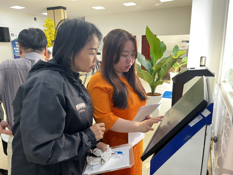 Nhân viên Công ty Điện lực Phú Thọ, thuộc Tổng Công ty Điện lực Thành phố Hồ Chí Minh hướng dẫn người dân thực hiện các thủ tục hành chính trong ngày đầu năm mới 2025. (Ảnh: Thanh Vũ/TTXVN)