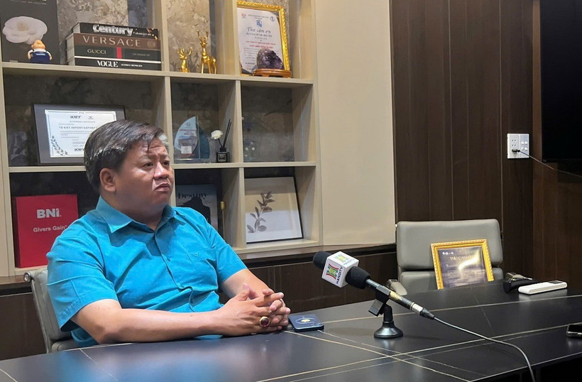 Ông Võ Xuân Trường, Chủ tịch Công ty cổ phần Mekolor, người đại diện Liên minh Mekolor-Great USA gửi đề xuất tham gia Dự án đường sắt cao tốc Bắc-Nam với số vốn 100 tỷ USD, trả lời báo chí ngày 11/6. (Ảnh: TTXVN phát)