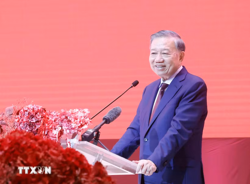Tổng Bí thư, Chủ tịch nước Tô Lâm nói chuyện thân mật với cộng đồng người Việt Nam tại Thái Lan. (Ảnh: Thống Nhất/TTXVN)