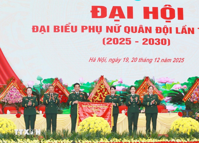 Đại tướng Phan Văn Giang chúc mừng Đại hội. (Ảnh: Trọng Đức/TTXVN)