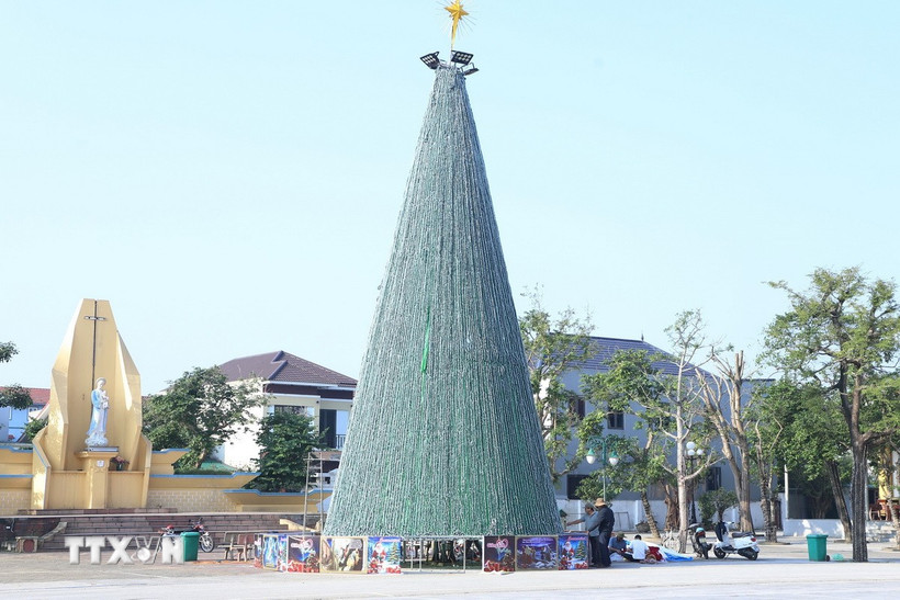 Bà con giáo dân giáo xứ Trung Nghĩa, xã Lộc Hà, Hà Tĩnh trang trí cây thông Noel. (Ảnh: Hoàng Ngà/TTXVN)