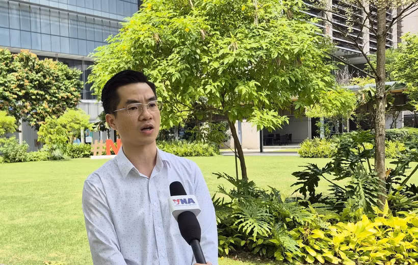 Tiến sỹ Hà Sơn Tùng, Phó Trưởng khoa Khoa Công nghệ quang học tiên tiến ASTAR, trả lời phỏng vấn phóng viên TTXVN. (Ảnh: Việt Dũng/TTXVN)