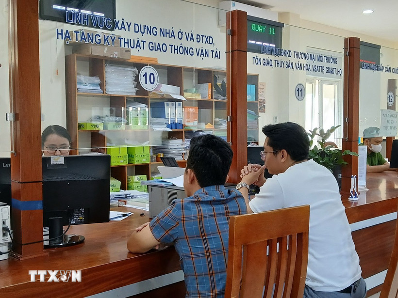 Giải quyết thủ tục hành chính cho người dân tại phường Ngũ Hành Sơn (mới), thành phố Đà Nẵng trong ngày đầu thí điểm chính quyền hai cấp. (Ảnh: Mỹ Hà/TTXVN)