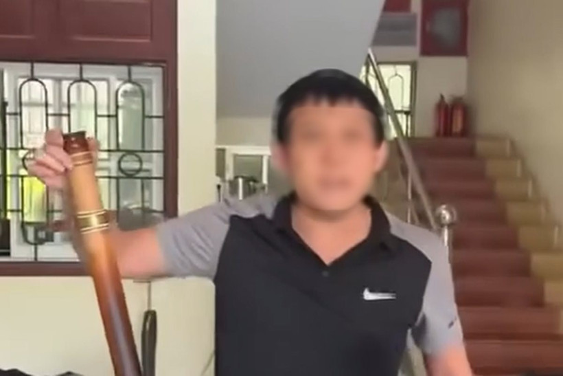 Ông Dương Văn H. bị tạm đình chỉ công tác 15 ngày. (Ảnh cắt từ clip trên mạng xã hội)
