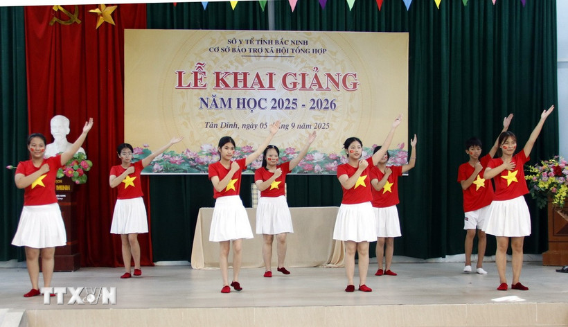 Tiết mục văn nghệ do các em khuyết tật tại Cơ sở Bảo trợ xã hội tổng hợp tỉnh Bắc Ninh biểu diễn. (Ảnh: Đồng Thúy/TTXVN)