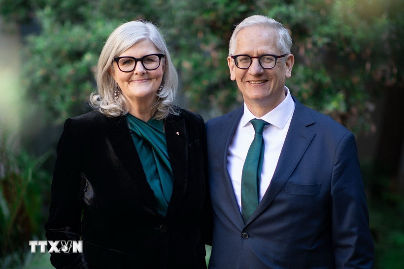 Toàn quyền Australia Sam Mostyn và Phu quân. (Ảnh: TTXVN phát)