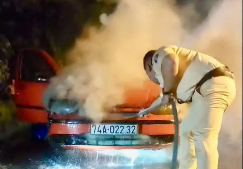 Các cán bộ Cảnh sát giao thông Tây Ninh tiến hành dập lửa. (Ảnh: TTXVN phát)