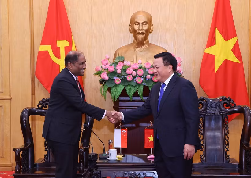 Giám đốc Học viện Chính trị Quốc gia Hồ Chí Minh, Chủ tịch Hội đồng Lý luận Trung ương Nguyễn Xuân Thắng tiếp ông Jaya Ratnam, Đại sứ Đặc mệnh toàn quyền Cộng hòa Singapore tại Việt Nam. (Ảnh: Văn Điệp/TTXVN)