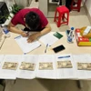 Hải quan kiểm tra bước đầu xác định có 690 tờ tiền, mệnh giá 10.000 là tiền yên Nhật được cất giấu trong hành lý xách tay mà không được khai báo hải quan, không xuất trình được giấy tờ hợp pháp theo quy định. (Ảnh: HQ/Vietnam+)