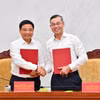 Phó Thủ tướng Nguyễn Văn Thắng và Bộ trưởng Bộ Tài chính Ngô Văn Tuấn trao Biên bản bàn giao công tác. (Ảnh: BTC/Vietnam+)