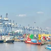 Không dừng lại ở giá năng lượng, hệ lụy từ xung đột còn kéo theo đà tăng của chi phí vận tải toàn cầu. (Ảnh: Vietnam+)